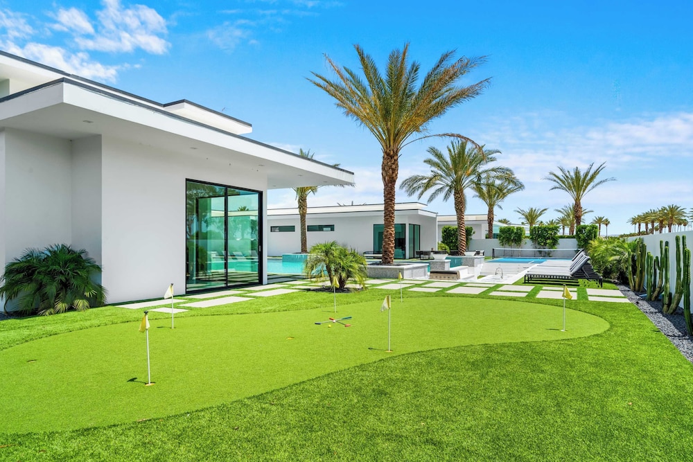 Sleeps 26 Pool, Hot Tub, Pickleball & Putting Green Bravo Villa #12 by Avantstay