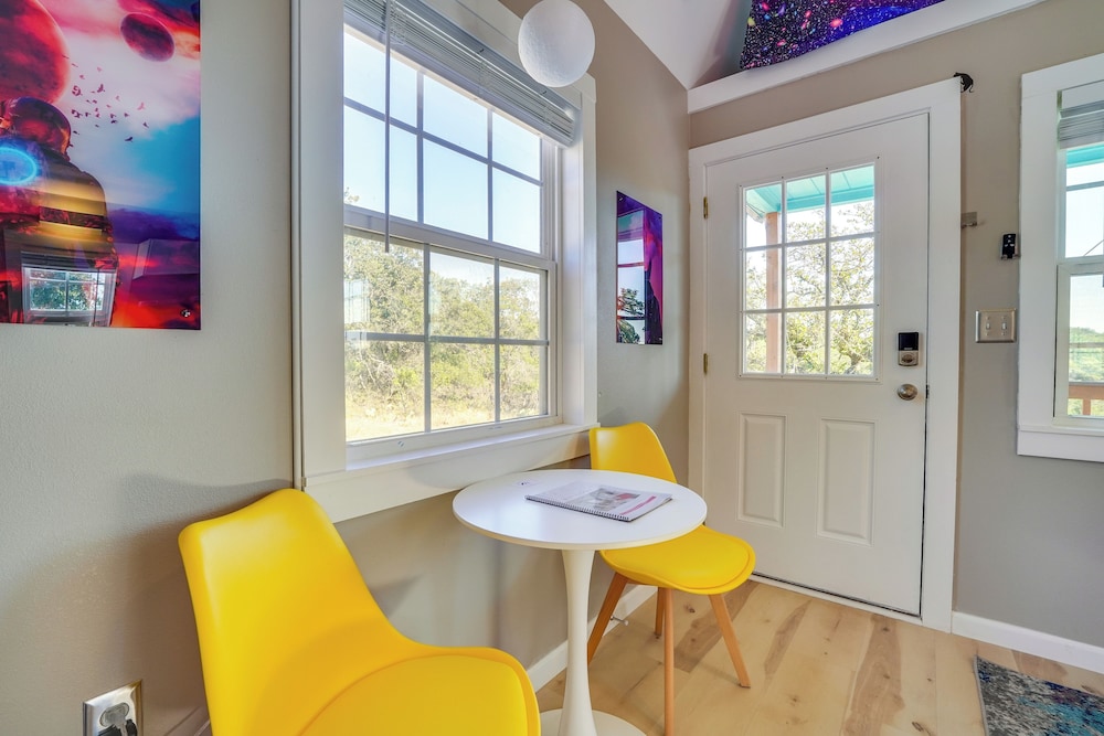 'galactikitty' - Quirky Cabin Near Lake Brownwood!