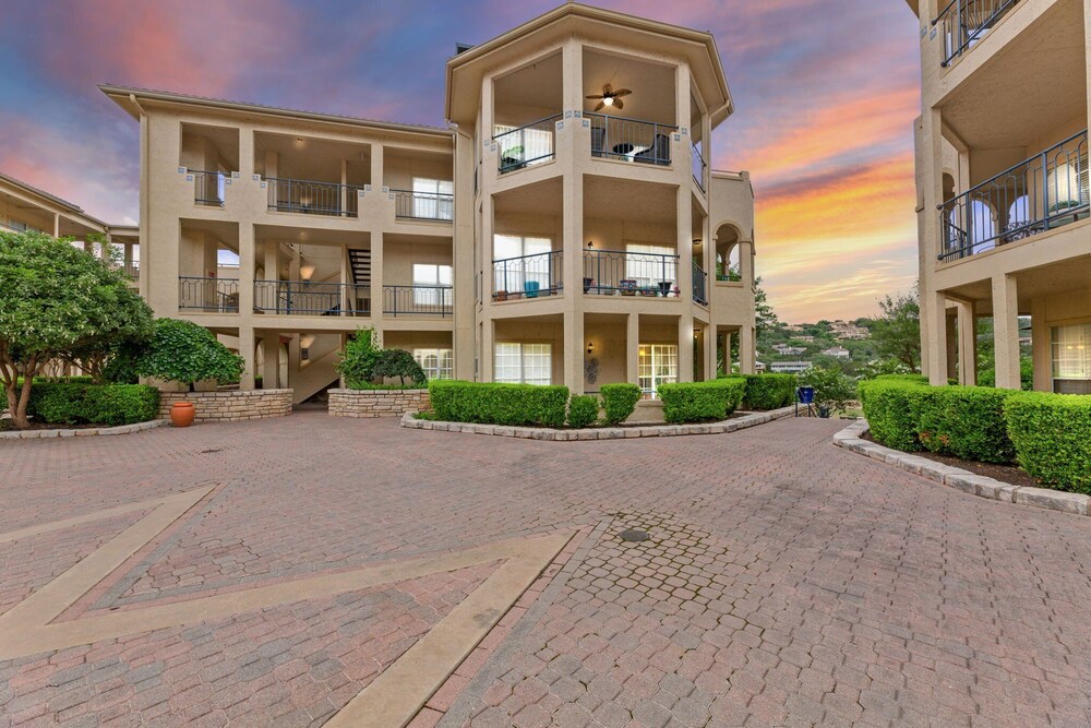 Hill Country Island Retreat
