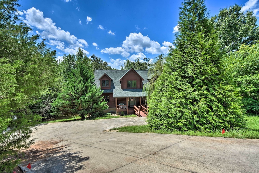 Charming Lake Hartwell Retreat w/ Game Room view 2