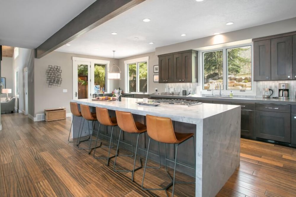 2540 Queen Esther Dr - 5 Bedroom Home with Spa 5 Home