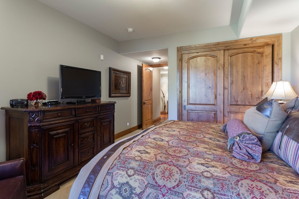 Grand Lodge - Three Bedroom #301 - Ski-in/ski-out 3 Condo