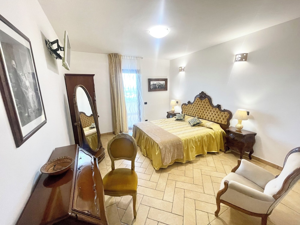 Charming Villa in Umbria - Sleeps 16 - Lake View - Pool, Jacuzzi and Events Room