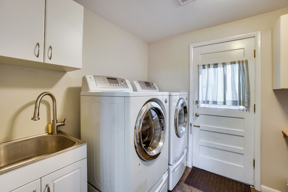 7 Mi to Coors Field: Denver Apt w/ Patio!