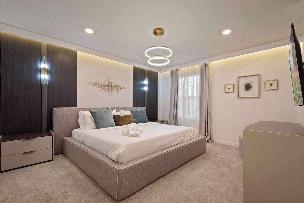 Luxurious Windsor Cay Villa Private Pool, Epic Game Room & Minutes to Disney!