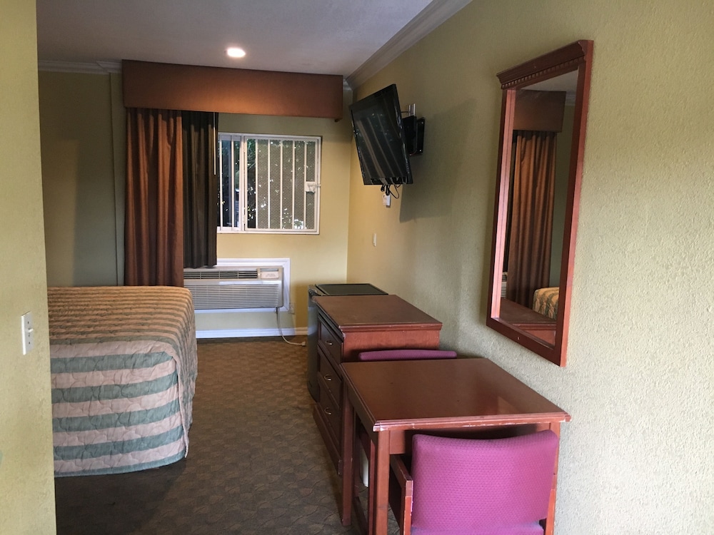 Bellflower Travel Inn