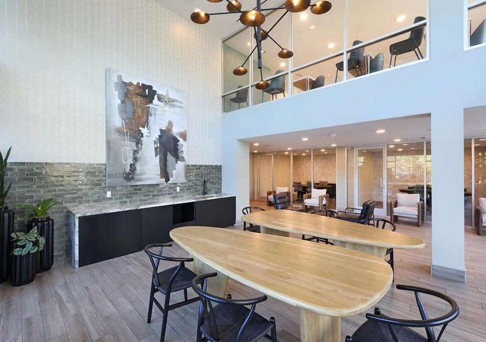 Serene APT 10 Min From Disneyland With Pool GYM