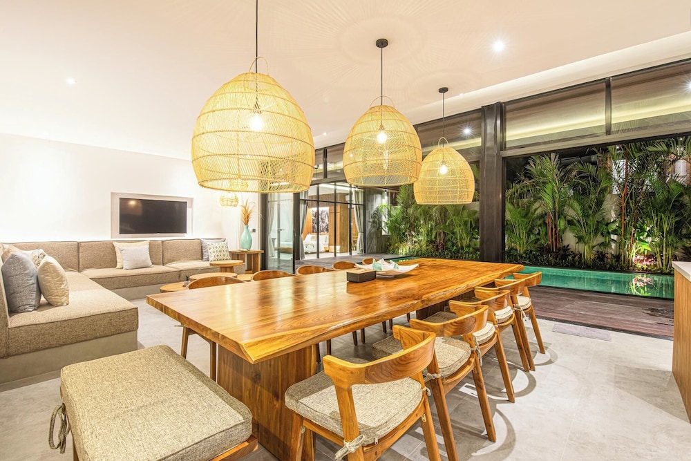 Elegant 6BR Canggu Villa Steps From the Ocean