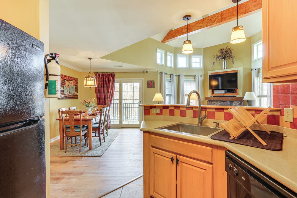 < 1 Mi to Mountain Creek Resort: Condo w/ Balcony