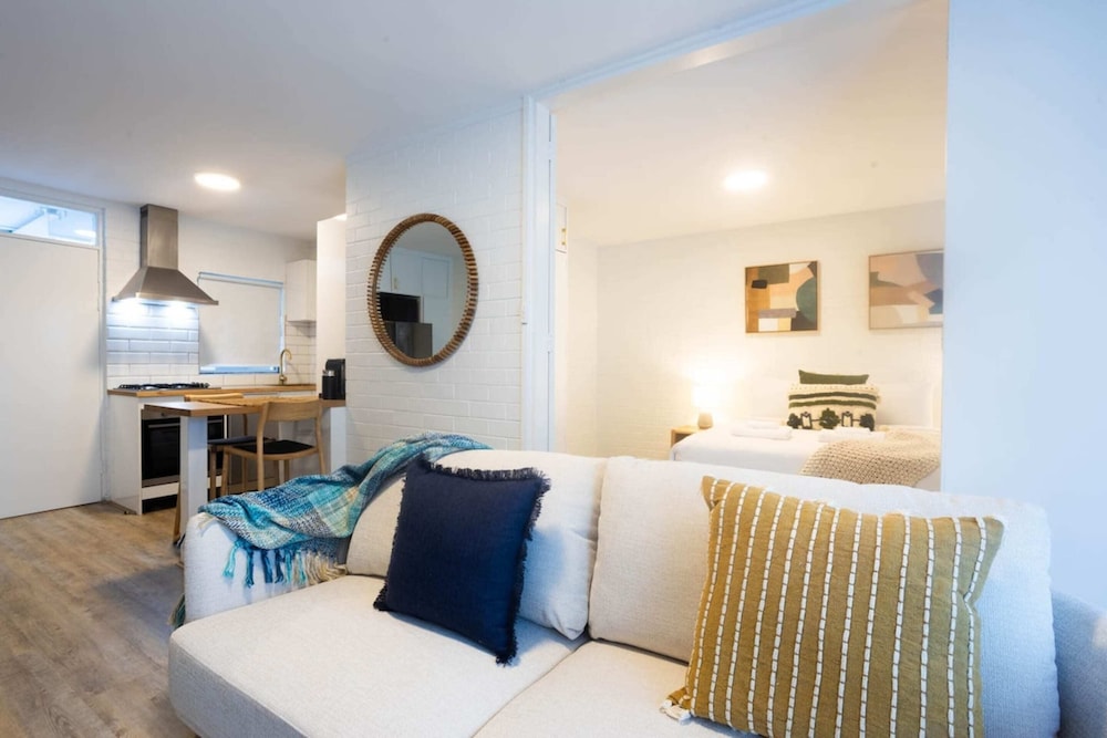 Lovely 1BR Apt in Bicton With Backyard and Parking