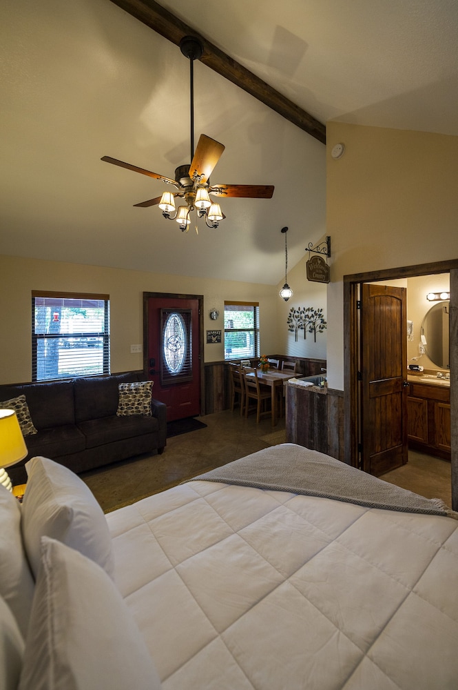 Waco Vacations - Pet Friendly Cabin 4 - 15 Minutes From Magnolia and Baylor - Property Image 3