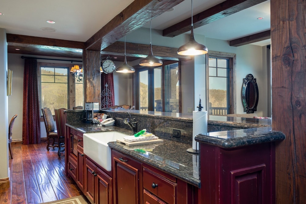 Grand Lodge - Three Bedroom #301 - Ski-in/ski-out 3 Condo