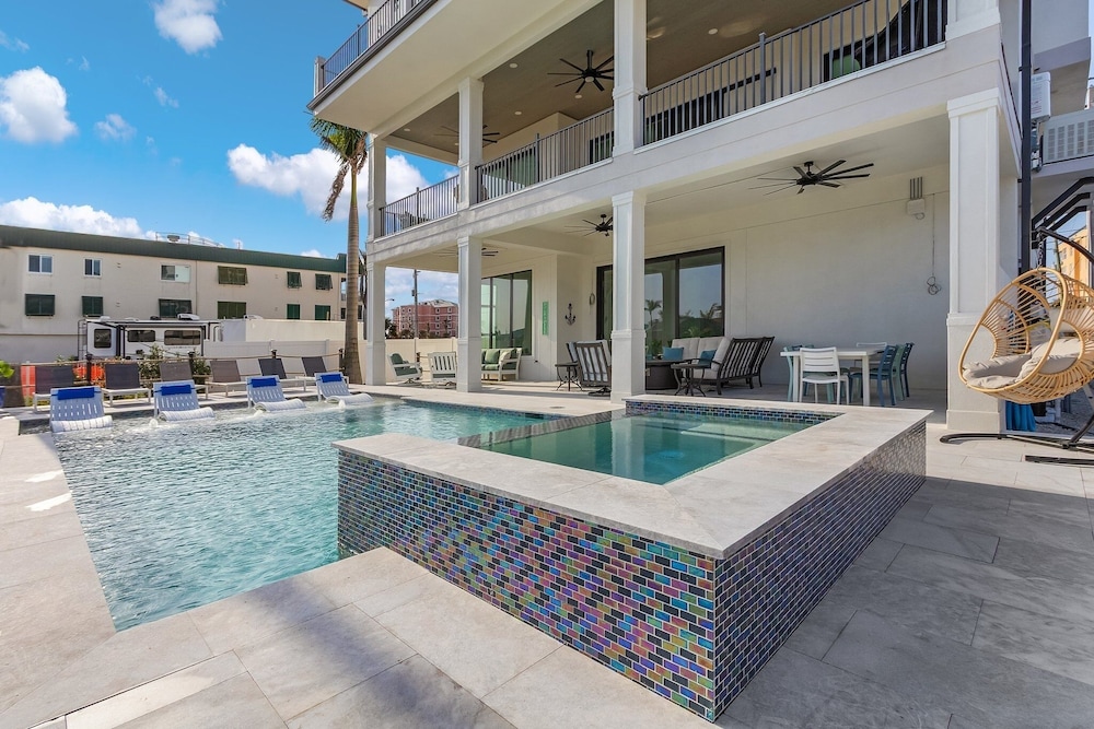 749 Paradise Pointe New Luxury Build 7 Bedroom Home