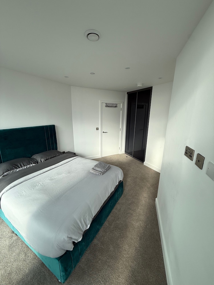 Apt Sleeps 6 With Two Bathrooms