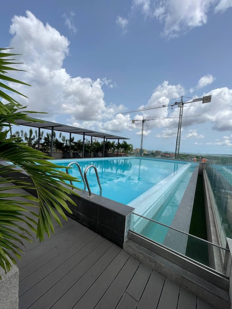 Lennox Luxury Suites by Cozy