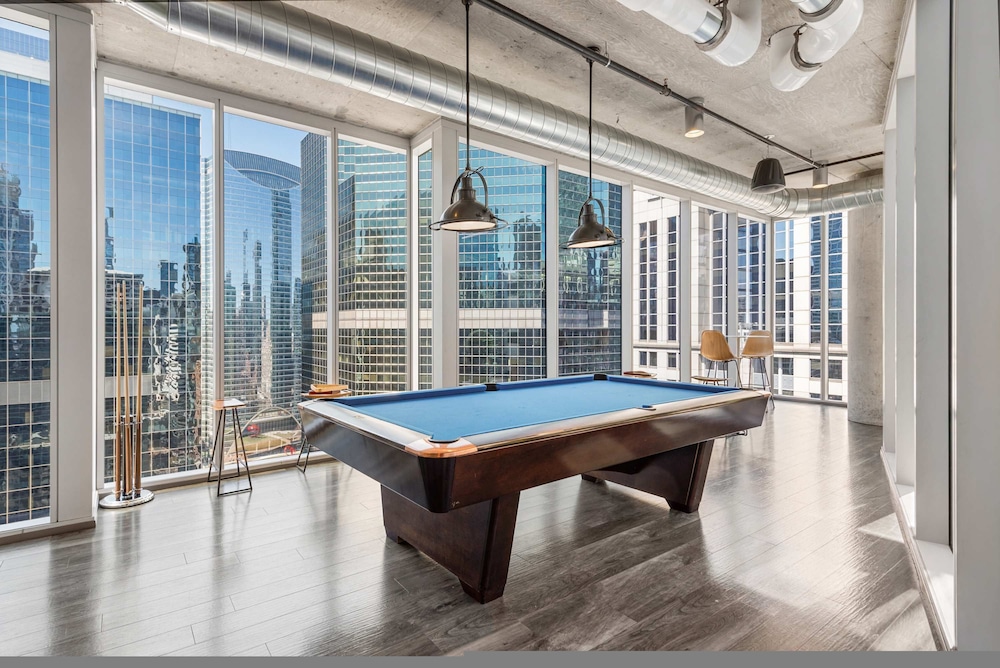 2BR Apt Stunning Views Steps to Michigan Avenue