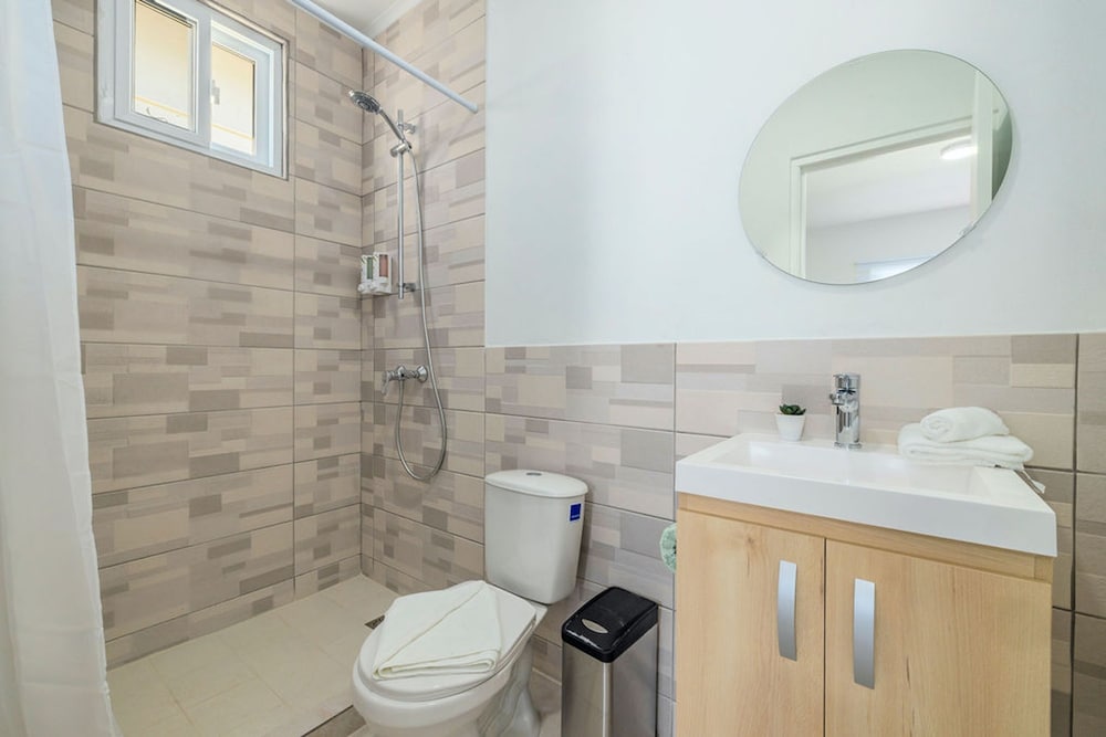Newly Renovated 4BR 4BA Private Pool Eagle Beach