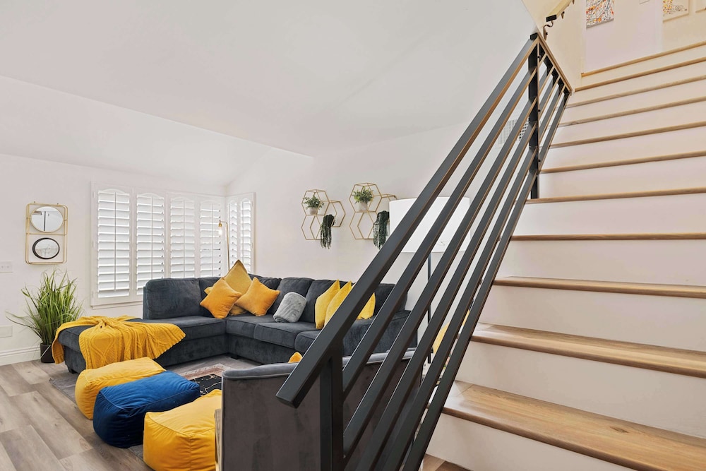 The 14th Fairway Delight 4Bd W/community Pool!