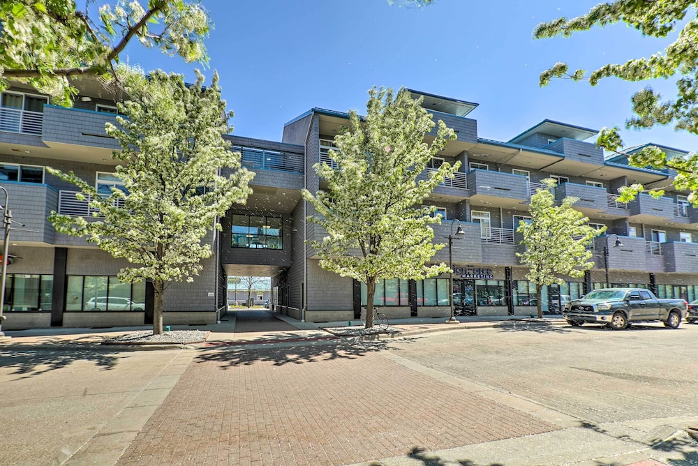 Grand Haven Condo - Walk to Nearby Hot Spots! view 2