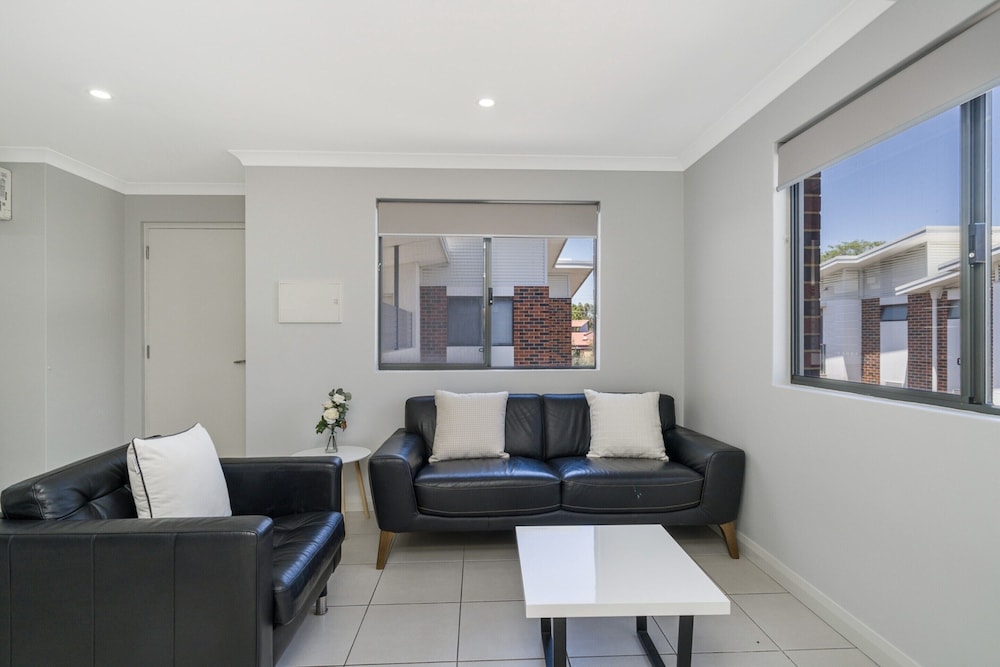 Sunny 2-bed in Quiet Location With Balcony