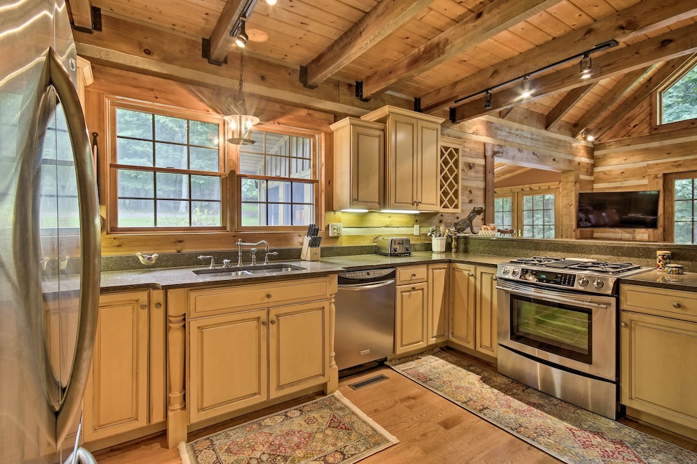 Creekside Berkeley Springs Cabin on 35 Acres! - Property Image 25