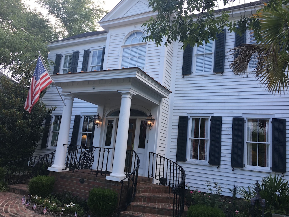 Carriage House Inn