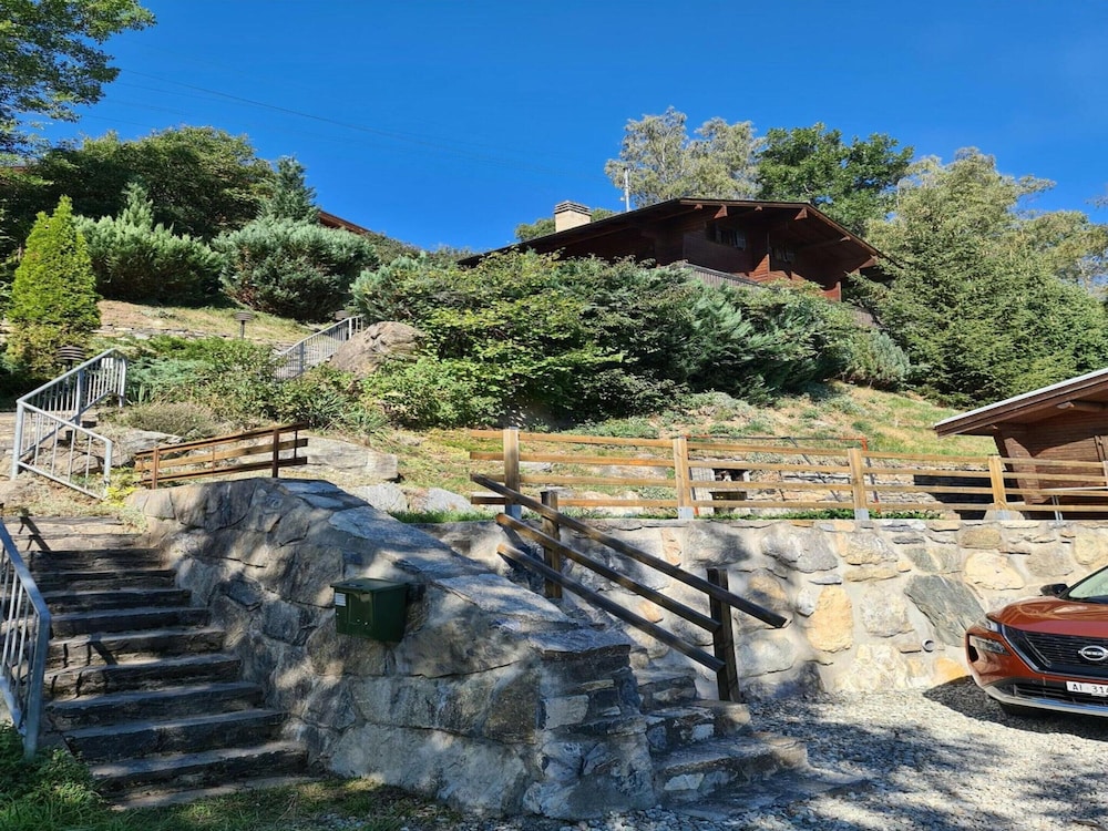 Chalet With Garden and Mountain View
