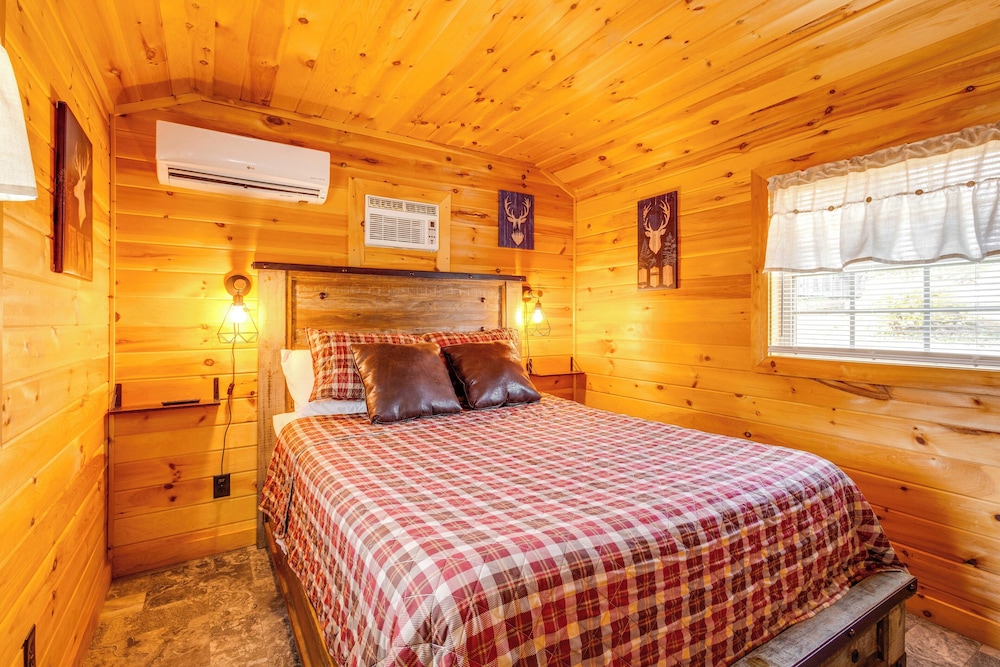 Patio, Fire Pit & Grill: Central Sevierville Cabin