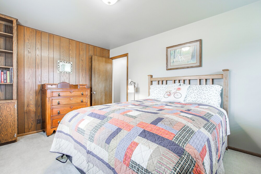 Walk to Lake: Family Getaway w/ Yard in Menasha!