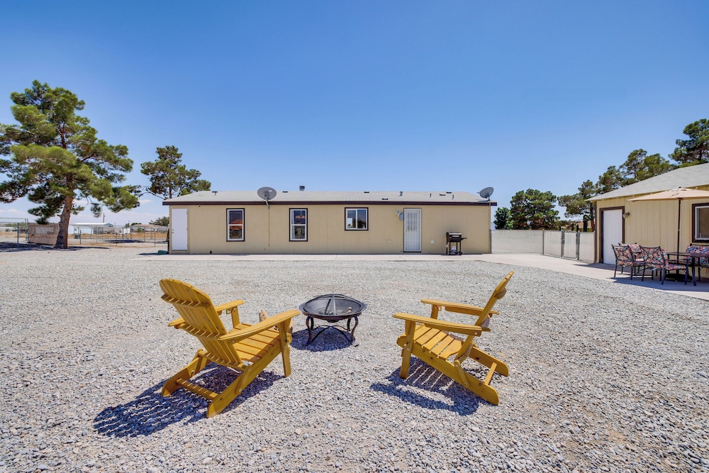6 Mi to Downtown Pahrump: Scenic Desert Retreat