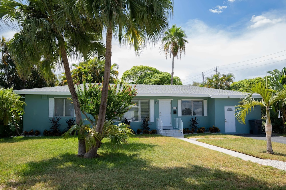 Cozy House With Patio, Fireplace, Parking - Hollywood, Florida - Image 1