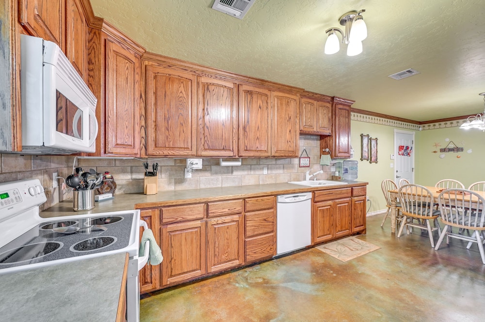 Spacious Lake Texoma Vacation Rental w/ Game Room! view 5