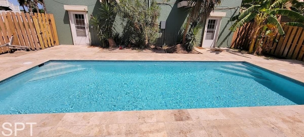Large 3 Bedr Bay Views Pool Great Deck 3 Bedroom Condo