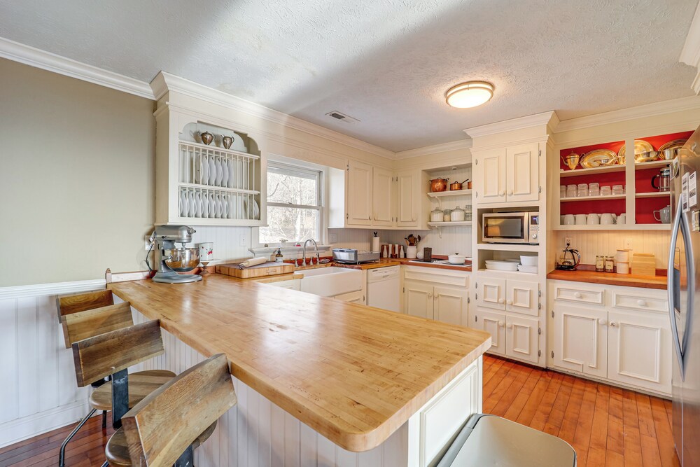 5 Mi to Dtwn: Pet-friendly Gem in Blowing Rock!