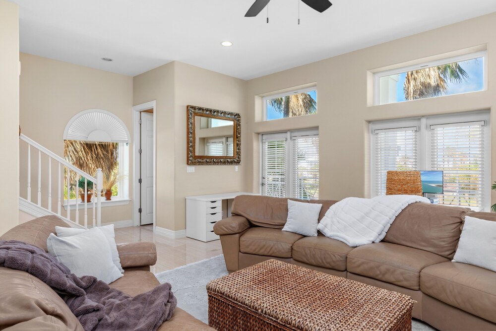 Kar - Private House Just Steps From Beach Access 4 Bedroom Home by RedAwning