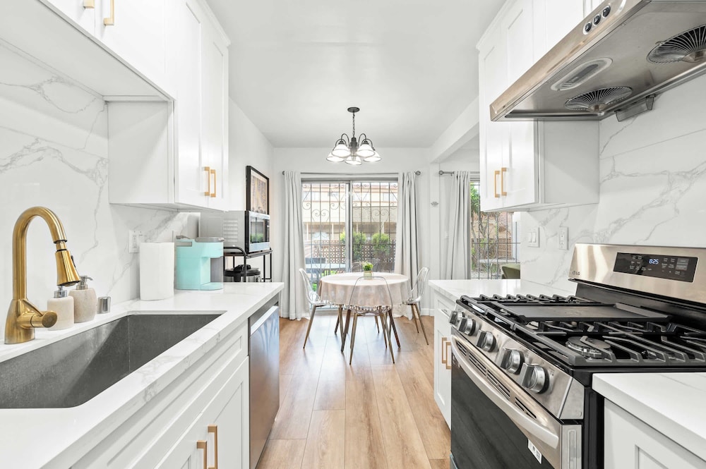 Modern Cozy Retreat Stylish Stay With Patio & Parking