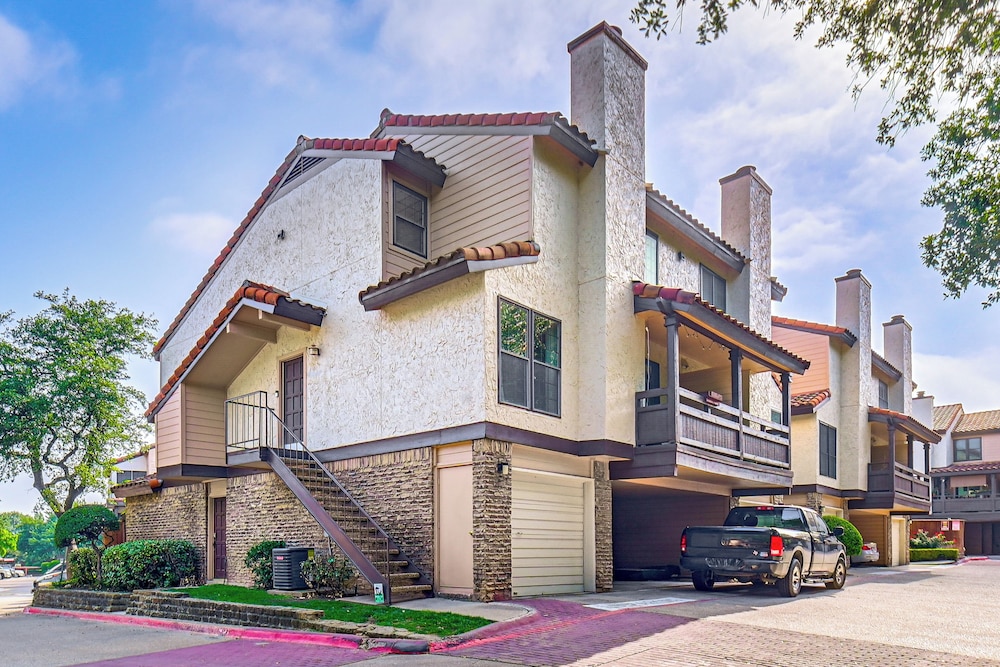Cozy 2-story Condo Near Galleria in North Dallas!