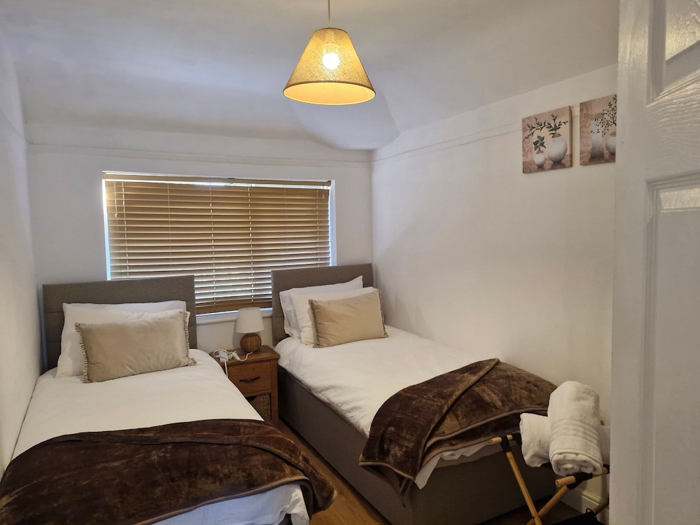 Beautiful Wythenshawe Home Near Airport With Garden & Parking Sleeps 5