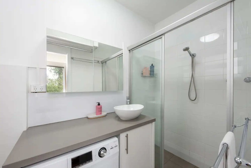 Lovely Studio With Free Parking in East Melbourne!