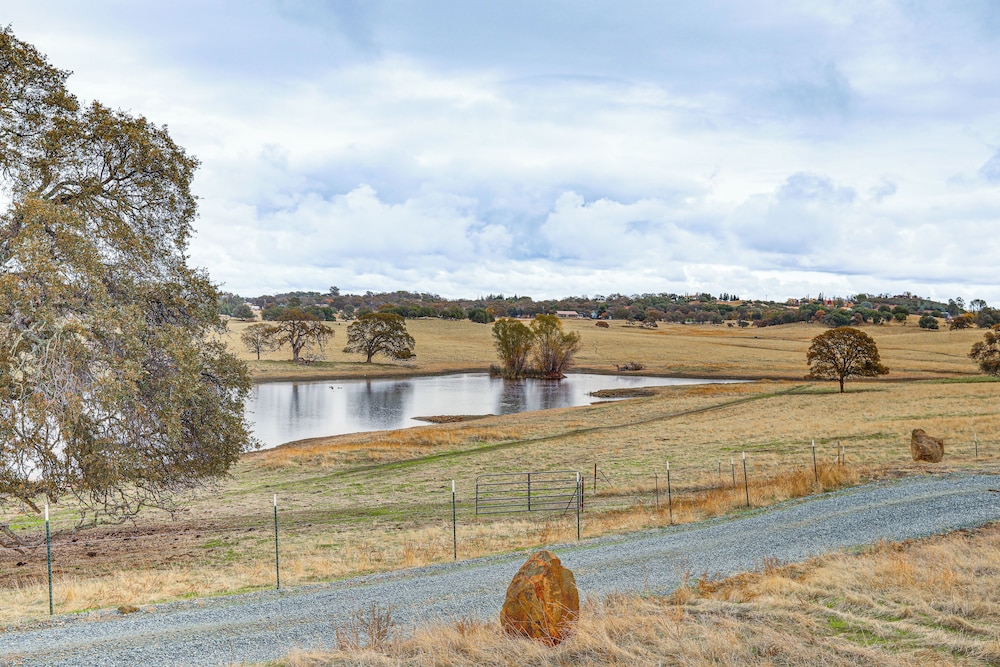 On-site Winery: Rural Plymouth Getaway!