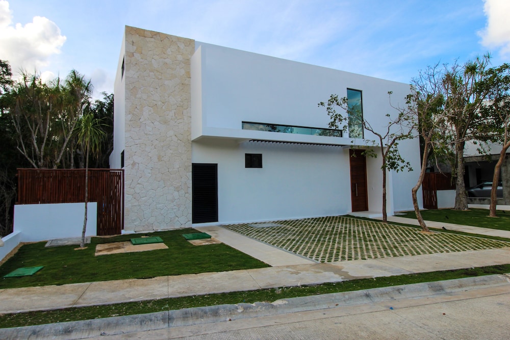 Bahia Principe Vacation Rentals - Four-Bedroom House