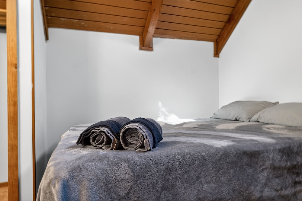 Mountain Escape With Hot Tub & Stargazing 3 Bedroom Cabin