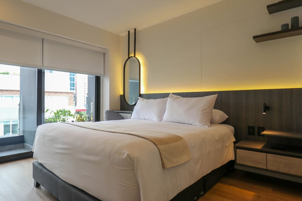 w Elegant 2BR w Balcony Near Larcomar