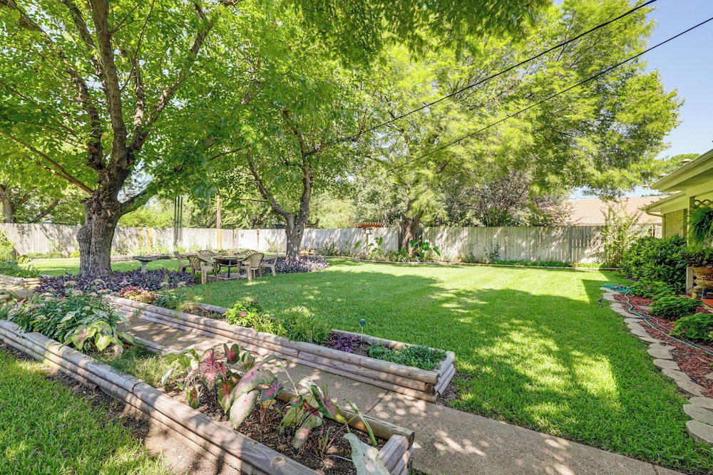 Home w/ Backyard Oasis < 7 Mi to At&t Stadium!