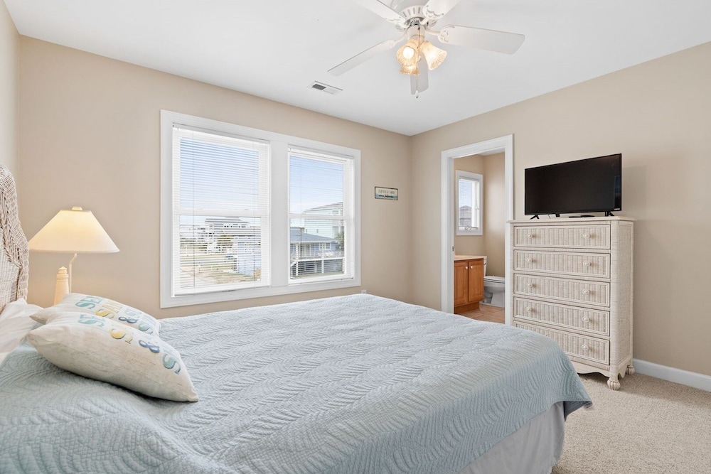 That's It 4 Bedroom Home by RedAwning view 5