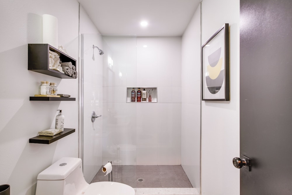 4 Mi to French Quarter: Walkable Apt w/ Yard