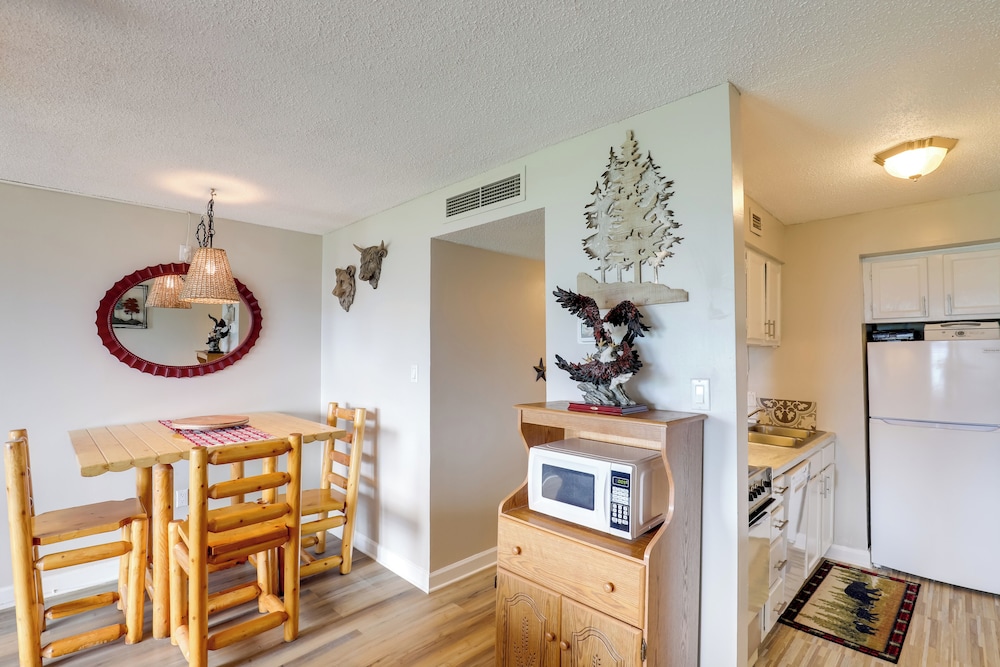 Smokies Condo 3 Mi to Nat'l Park + Hot Tub Access