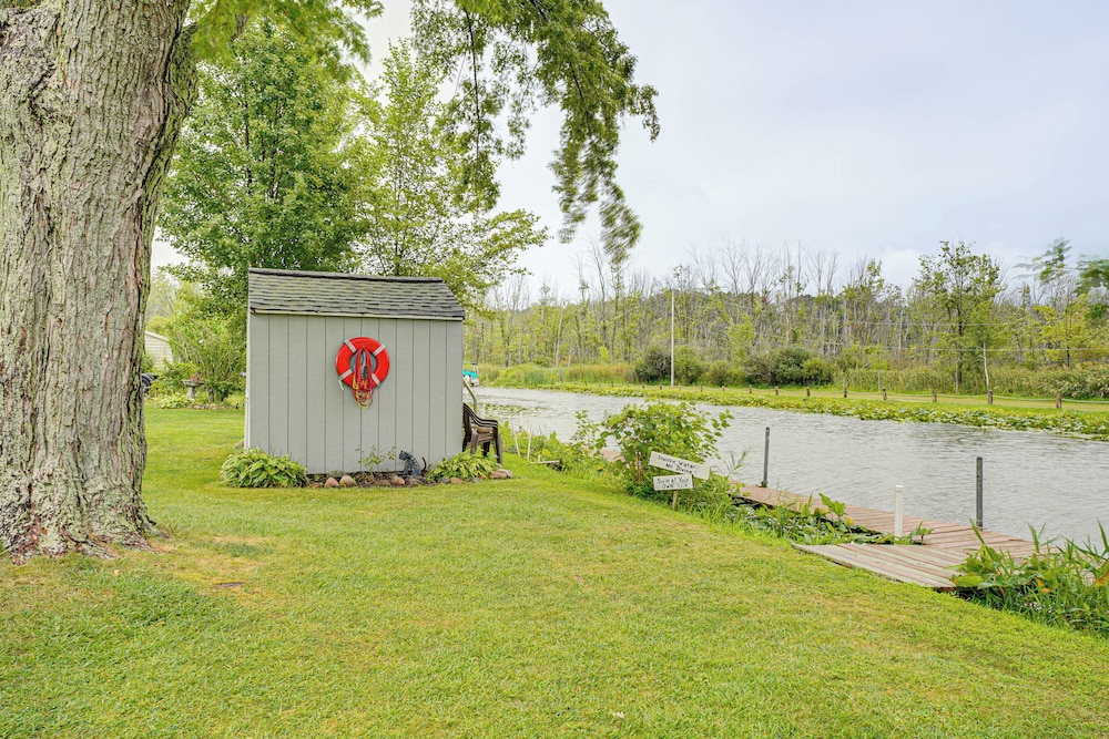 Garage Game Room, Bar: Coldwater Lake House!