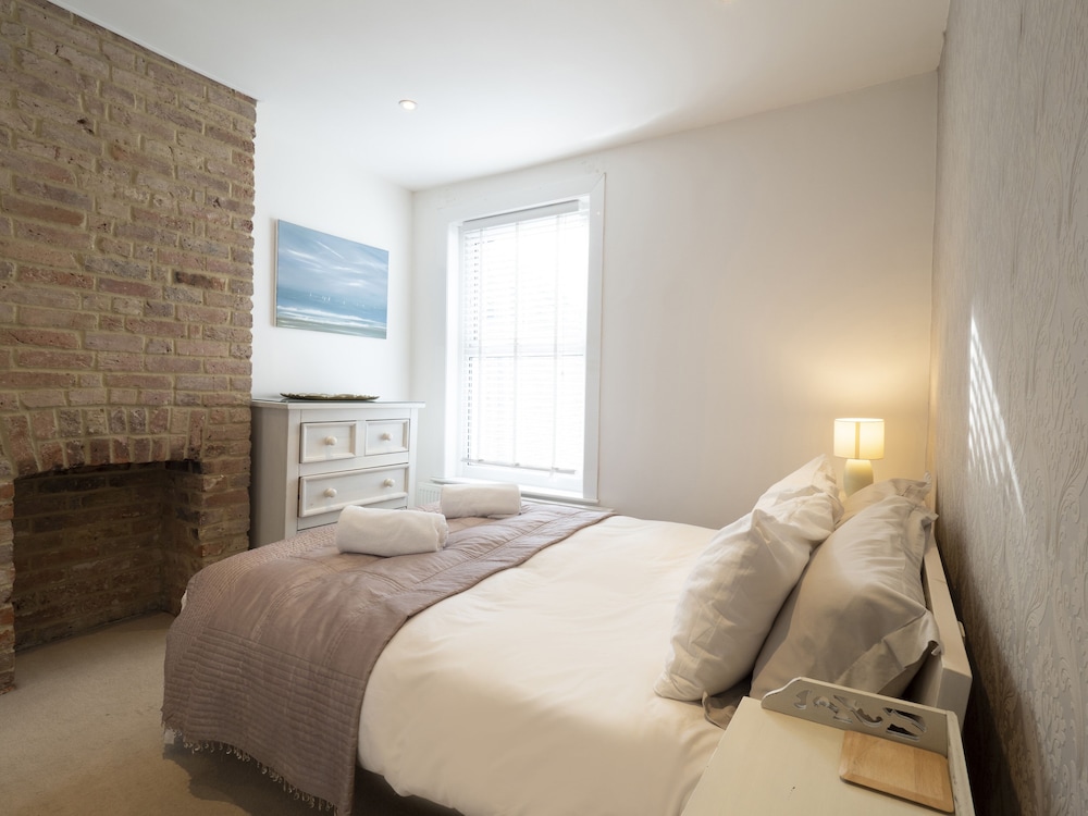 Sail Away - 2-Bed Apartment by the Beach view 4