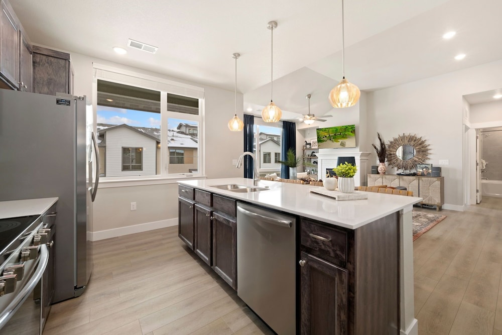 The Landmark 2 King Beds, Garage & Fireplace